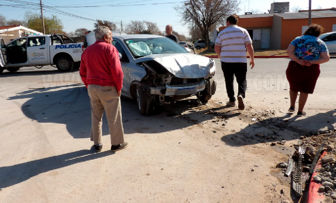 Fuerte choque entre dos autos en zona oeste de Eduardo Castex: solo contusiones leves para los ocupantes ACCIDENTE