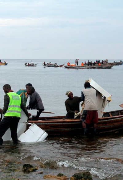 TRAGEDIA EN TANZANIA: Un avión de pasajeros se estrelló en un lago TRAGEDIA