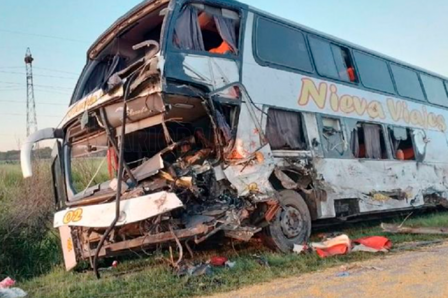 Tres heridos graves y siete muertos en accidente entre dos camiones y colectivo de larga distancia NACIONALES