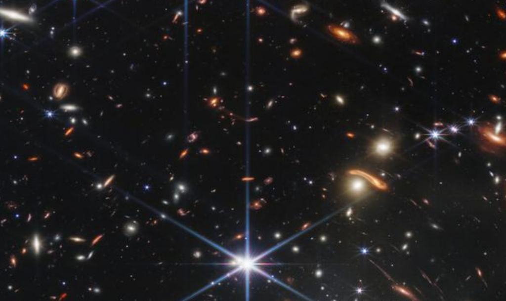 James Webb el telecopio internacional descubrió la presencia de una galaxia que parece estar en dos lugares al mismo tiempo
