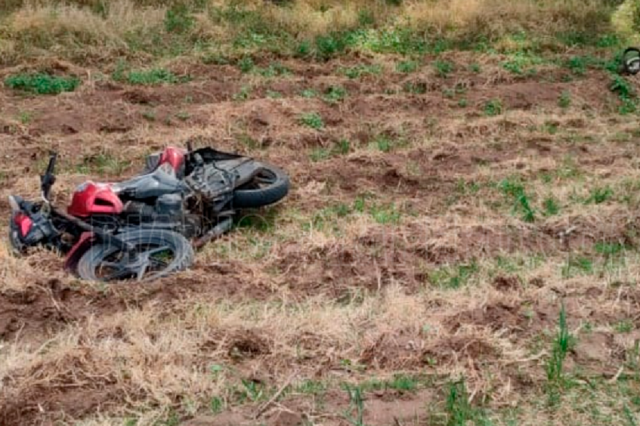 Dos Motociclistas caen en Ruta Uno: iban en una Honda 150 cc. uno de ellos en  grave estado POLICIALES