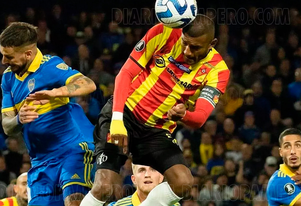 jugadores disputando la pelota