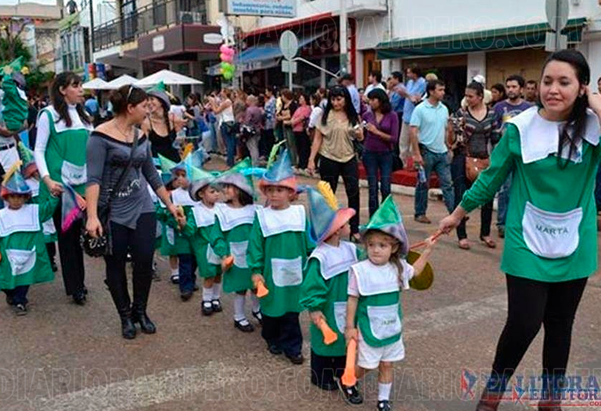 maestra jardinera junto a sus alumnos