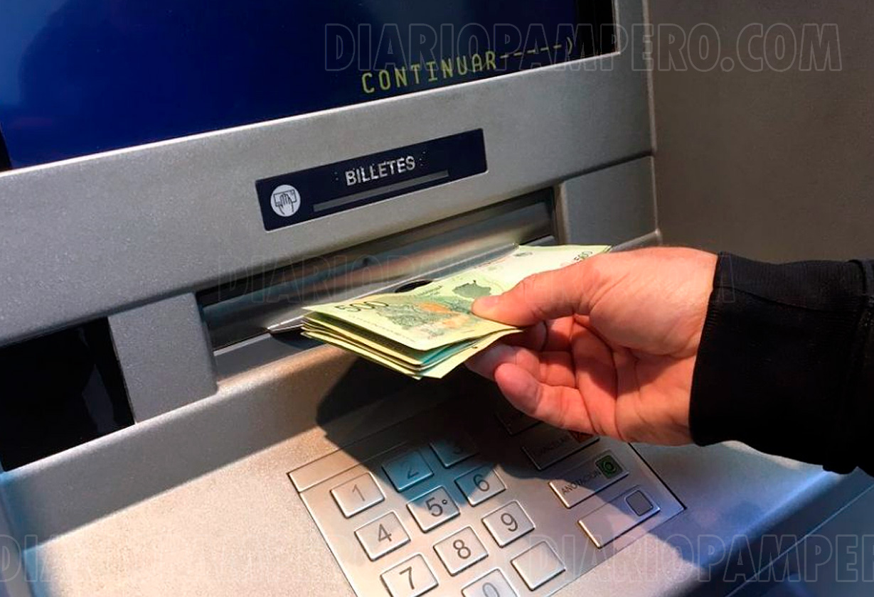persona extrayendo dinero de un cajero