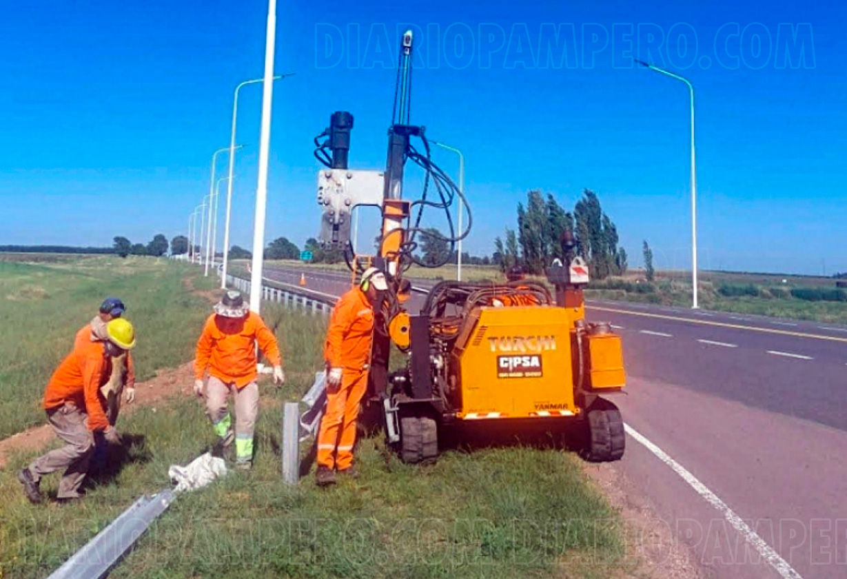 trabajadores instalando postes de luz