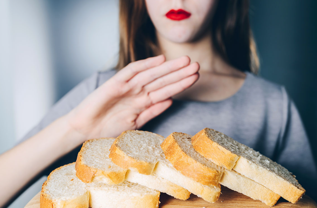mujer rechazando harina