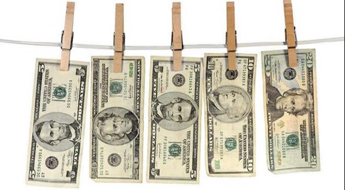 dolares colgando de un cordel