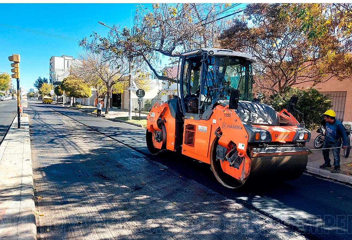 trabajador pavimentando