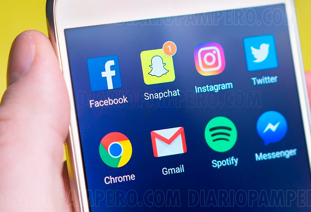 pantalla de un celular mostrando redes sociales