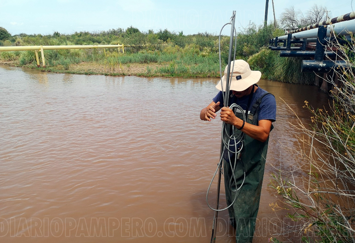 trabajador tomando medidas del rio