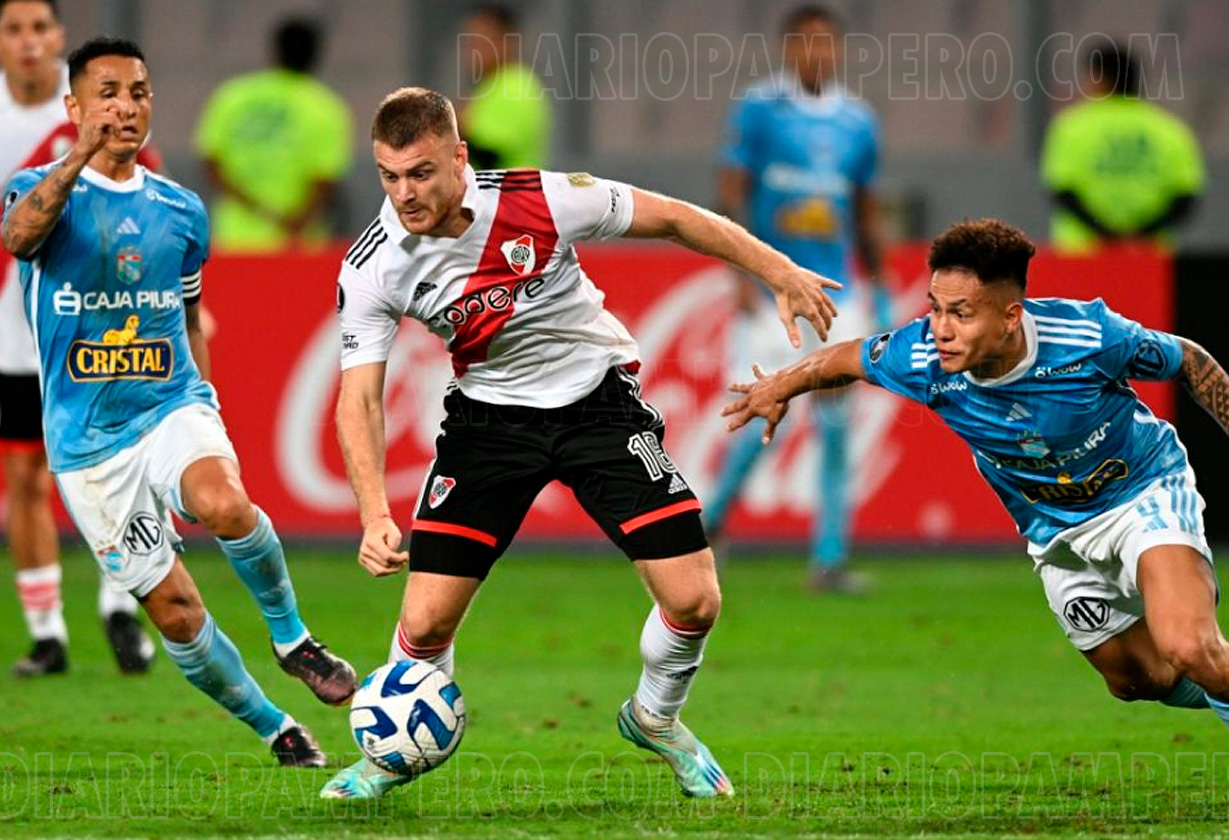 jugador de river disputando la pelota