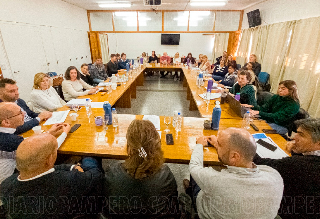 imagen de la reunión entre gobierno y lideres sindicales