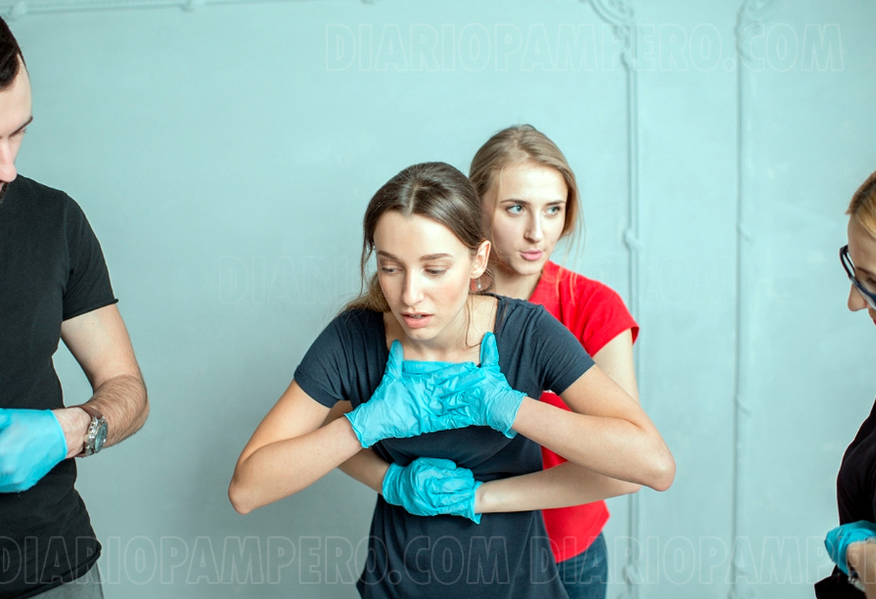 persona enseñando a realizar la maniobra