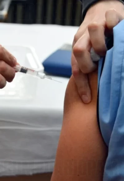 Jueza Ordena Vacunación para Niña con Padres Antivacunas NACIONALES