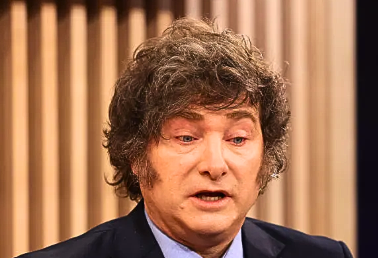 Milei celebra - Traslado de sucursal Banco Nación a Tres de Febrero por tasas bajas, genera apoyo y rechazo.