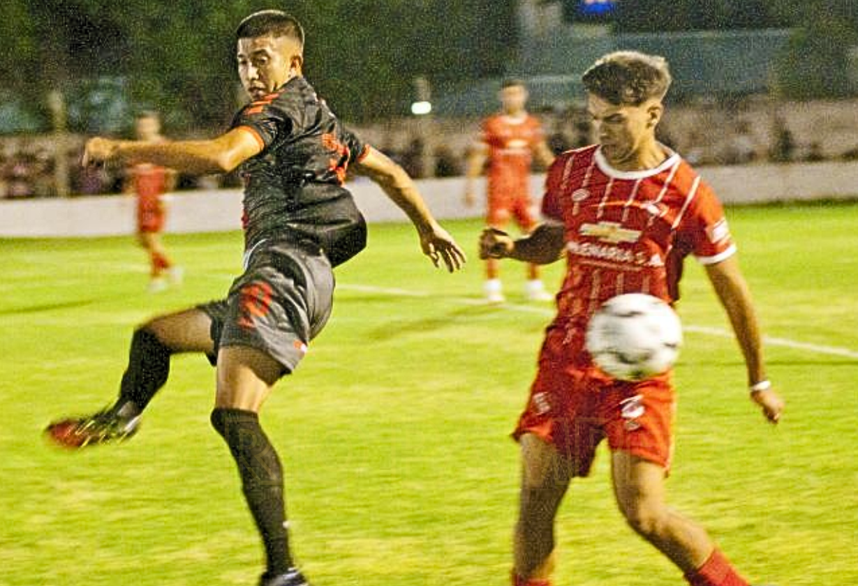 Ramiro Fredes adelantó al Albirrojo a los 35 minutos con un gol tras centro de Ibarra, pero Nicolás Ortiz igualó de penal a los 44.