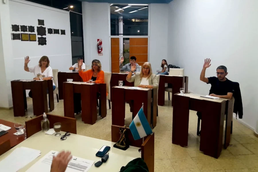 Eduardo Castex Acepta la Donación de una Camioneta Ford Ranger del Gobierno Provincial