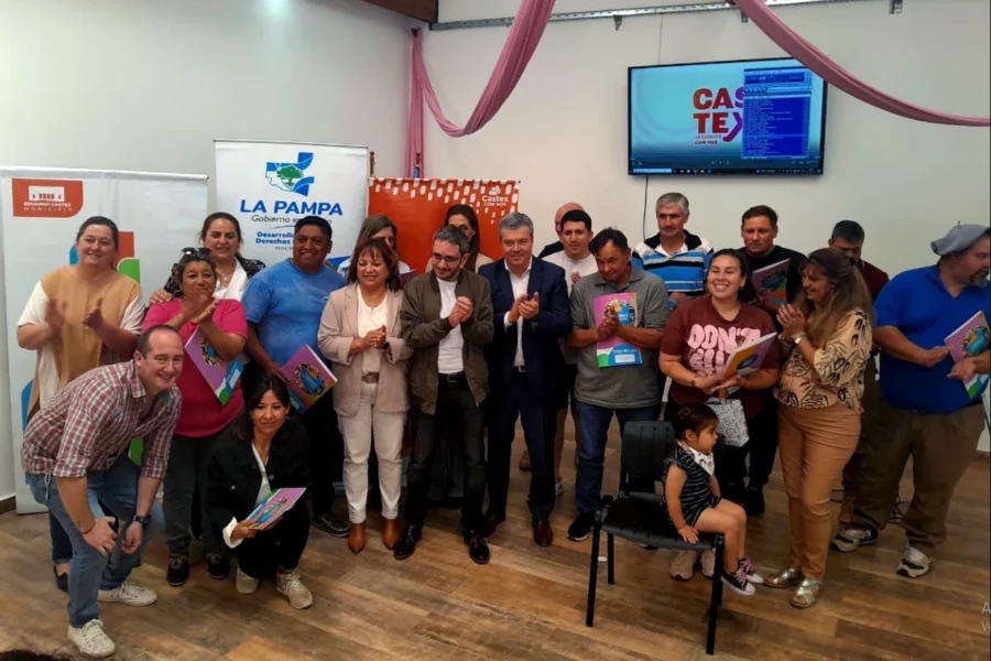 La intendente Mónica Curutchet y el Ministro Diego Álvarez entregaron créditos a emprendedores