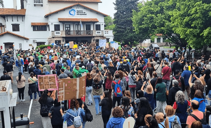 Tensión en la Agencia de Discapacidad: manifestantes ocuparon el edificio