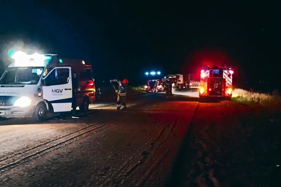 Locura en Ruta 33: Volcó y atacó a golpes a los bomberos