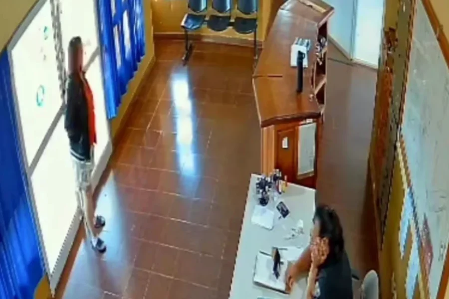 Horror en Misiones: una mujer se prendió fuego en una comisaría y permanece en estado crítico