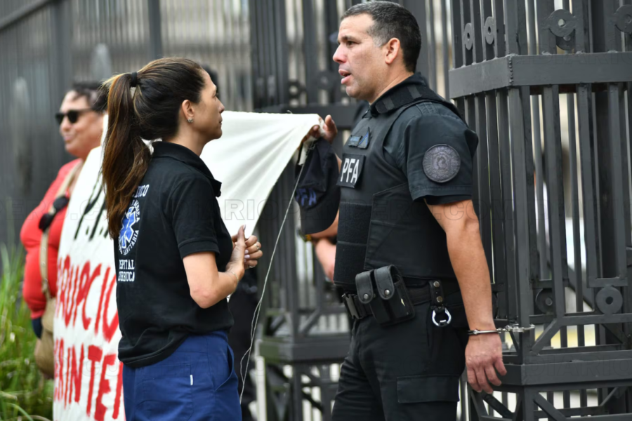 Crisis en la Federal: la protesta en Casa Rosada de policía armado