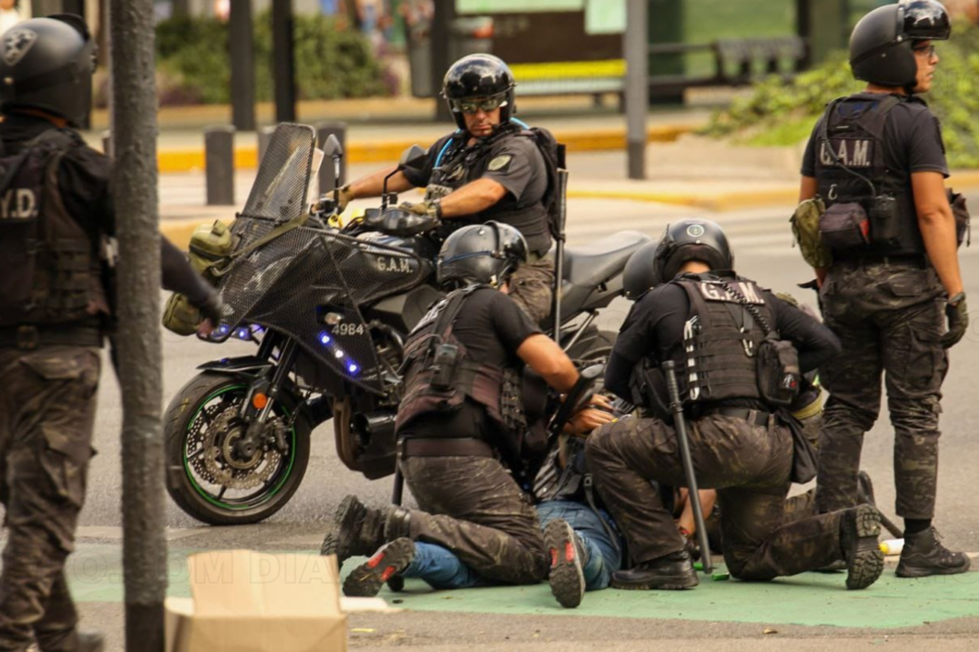 Fuerte represión policial en el Congreso deja cientos de heridos