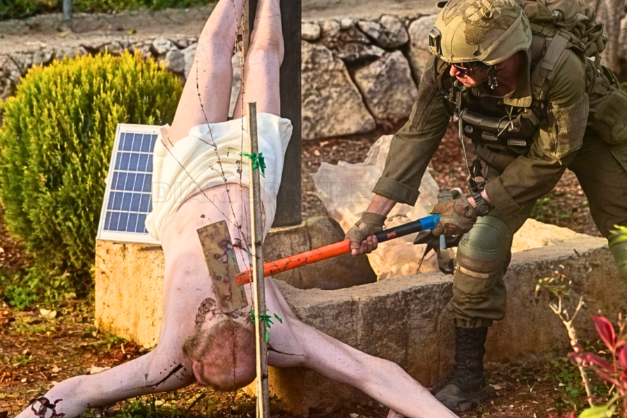 Repudiable: soldado israelí destroza a martillazos figura de Jesús