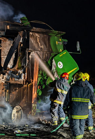 Incendio nocturno destruye una cosechadora cerca del Meridiano V