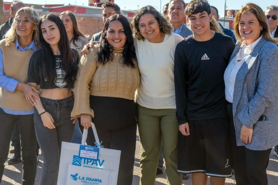 El Gobierno provincial entregó 90 viviendas en General Pico