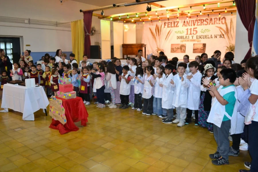 Doblas celebró los 115 años de la Escuela N° 83 con un multitudinario acto