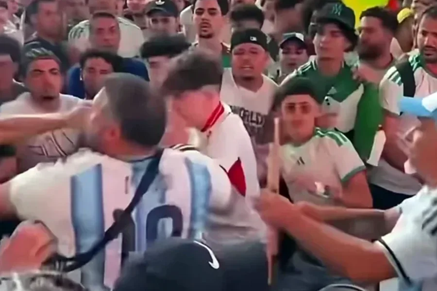 Violentos enfrentamientos entre hinchas de Argelia y Argentina