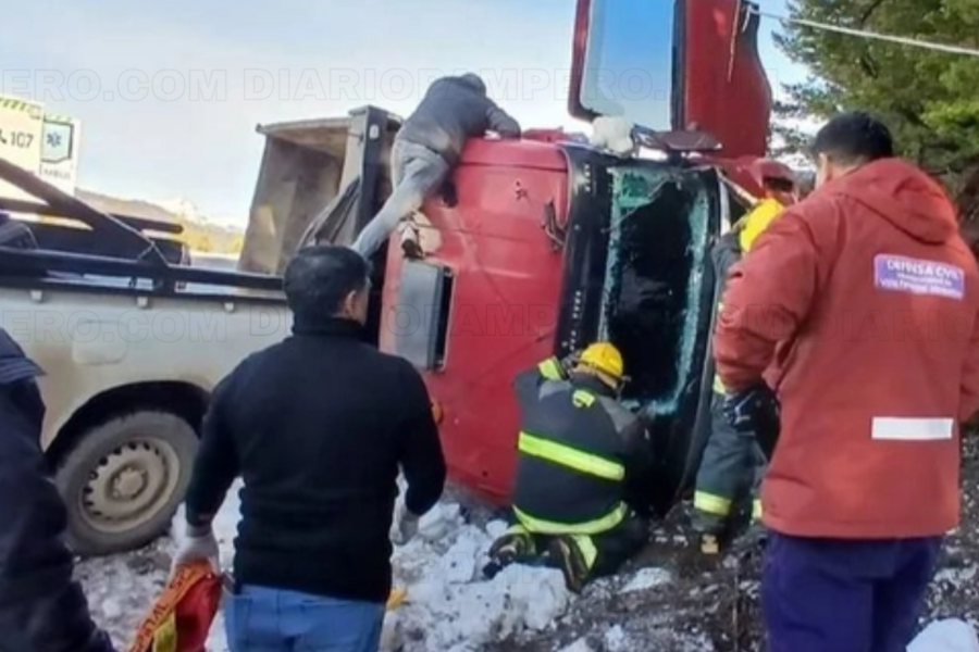 Un conductor atrapado tras volcar su camión por la formación de hielo negro