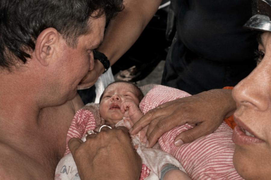 Rescatan con vida a bebé atrapado 32 horas bajo escombros