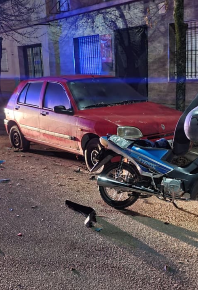 Joven motociclista de 19 años hospitalizado tras chocar contra auto