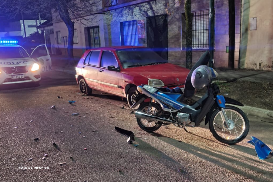 Joven motociclista de 19 años hospitalizado tras chocar contra auto