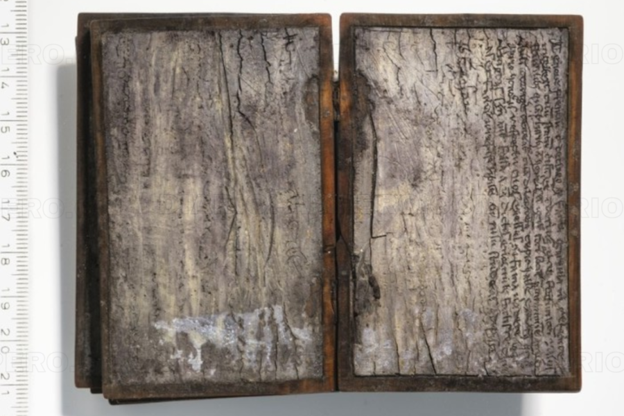 Hallan cuaderno medieval de hace más de siete siglos en una letrina
