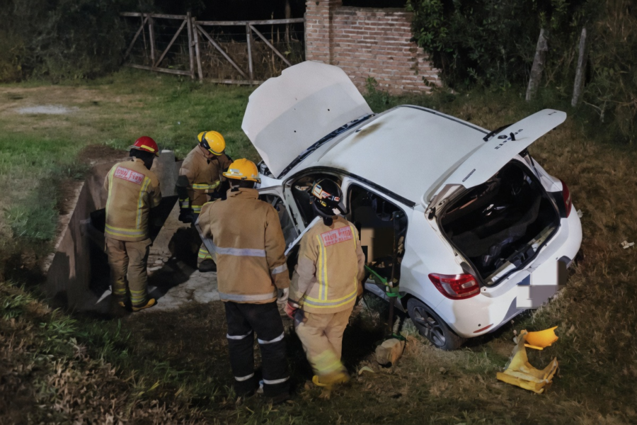 Explosión de celular en Renault Sandero causa incendio y choque