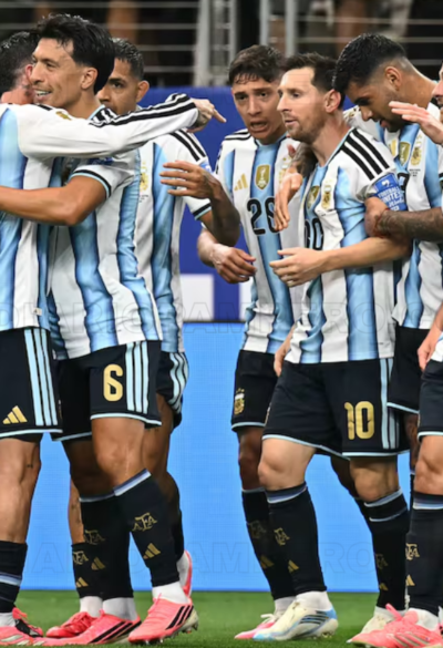 Argentina clasifica con doblete de Messi