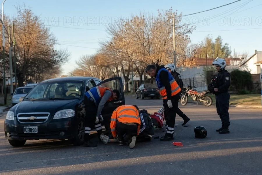 Fuerte choque entre un automóvil y una motocicleta en General Pico