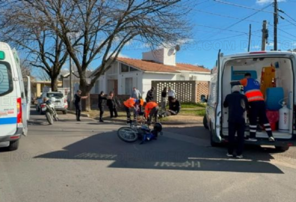 Dos menores en moto chocan contra una camioneta