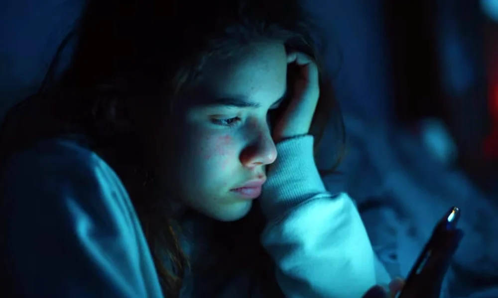 Francia prohíbe las redes sociales a menores de 15 años para proteger la salud mental