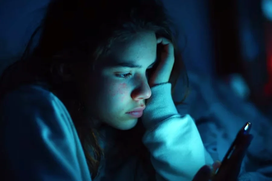 Francia prohíbe las redes sociales a menores de 15 años para proteger la salud mental
