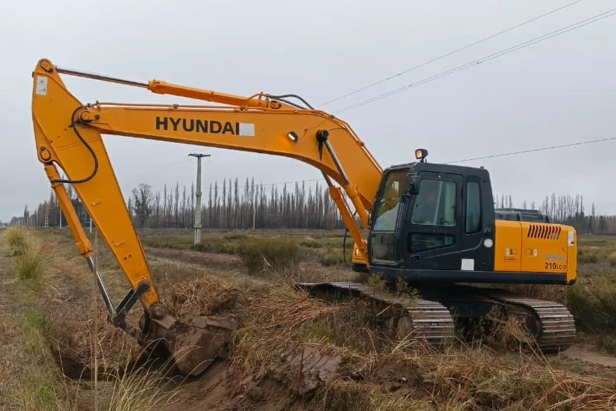 Prosiguen las tareas de mantenimiento del sistema de riego en el Río Colorado