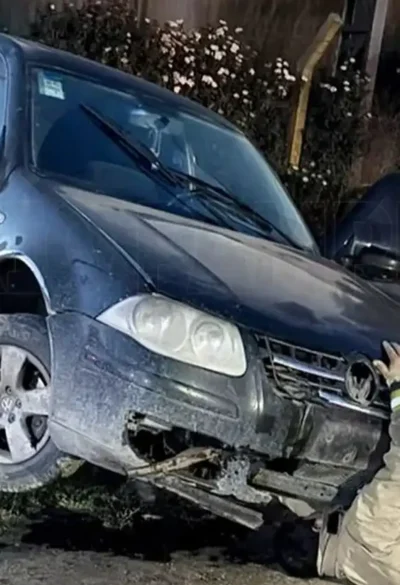 Perdió el control del auto y chocó contra dos columnas