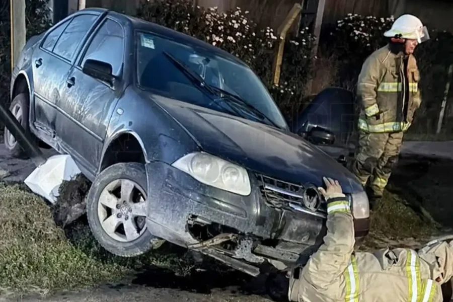 Perdió el control del auto y chocó contra dos columnas