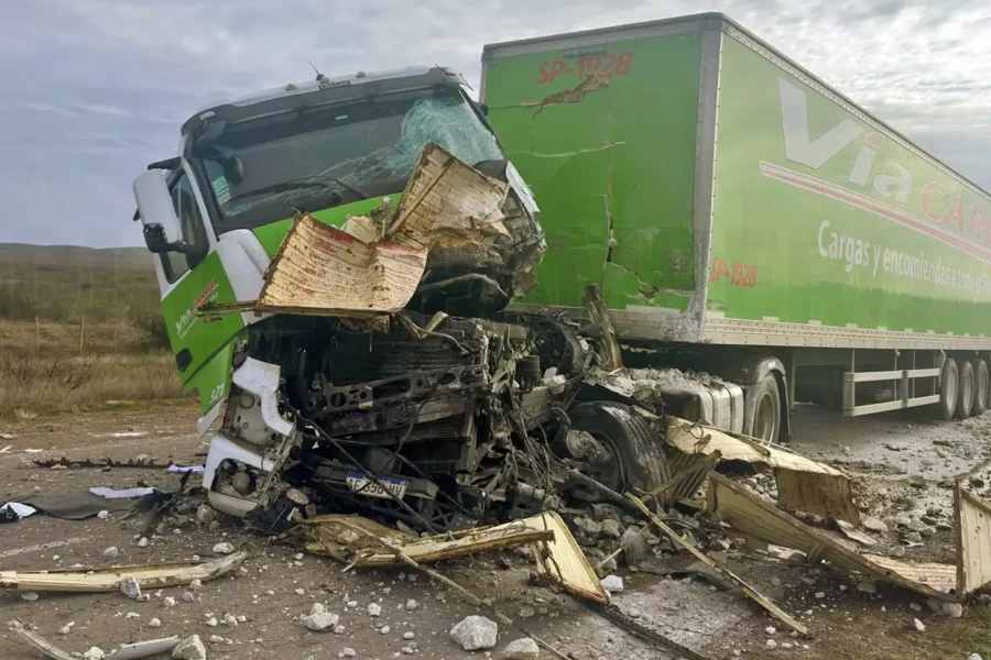 Choque entre dos camiones en la Ruta Nacional 152