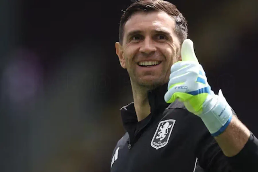 El Dibu Martínez negocia su salida del Aston Villa hacia el Chelsea