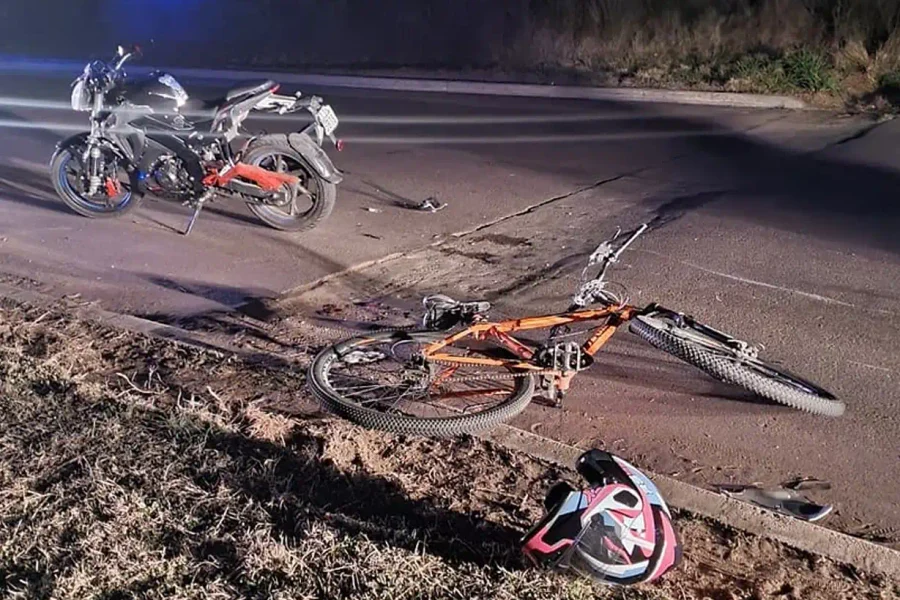 Ciclista hospitalizado tras chocar de frente con una moto