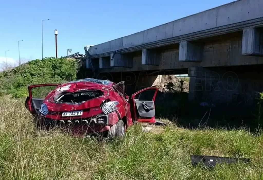 Despiste y vuelco: una mujer cayó debajo de un puente